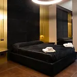 度假居 Black And *