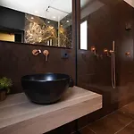 度假居 Black And