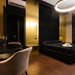 度假居 Black And *