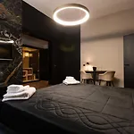 度假居 Black And *