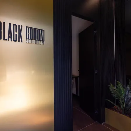 度假居 Black And *